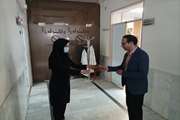 با اهدای شاخ گل به کارمندان آزمایشگاه اداره کل دامپزشکی 