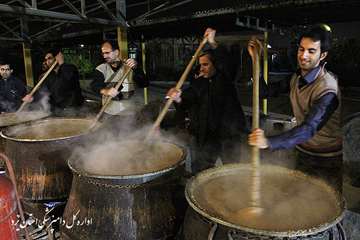 تهيه و توزيع غذاي نذري به مناسبت ايام محرم در اداره كل دامپزشكي يزد
