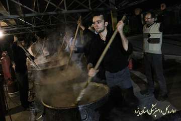 تهيه و توزيع غذاي نذري به مناسبت ايام محرم در اداره كل دامپزشكي يزد