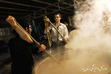 تهيه و توزيع غذاي نذري به مناسبت ايام محرم در اداره كل دامپزشكي يزد