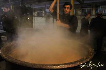 تهيه و توزيع غذاي نذري به مناسبت ايام محرم در اداره كل دامپزشكي يزد