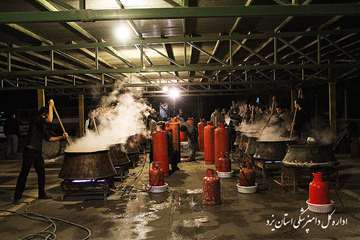 تهيه و توزيع غذاي نذري به مناسبت ايام محرم در اداره كل دامپزشكي يزد