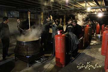 تهيه و توزيع غذاي نذري به مناسبت ايام محرم در اداره كل دامپزشكي يزد