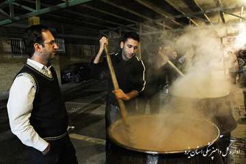 تهيه و توزيع غذاي نذري به مناسبت ايام محرم در اداره كل دامپزشكي يزد