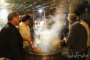 تهيه و توزيع غذاي نذري به مناسبت ايام محرم در اداره كل دامپزشكي يزد