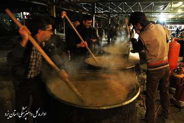 تهيه و توزيع غذاي نذري به مناسبت ايام محرم در اداره كل دامپزشكي يزد