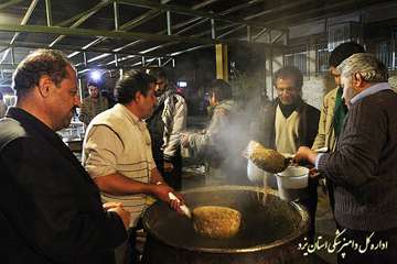 تهيه و توزيع غذاي نذري به مناسبت ايام محرم در اداره كل دامپزشكي يزد