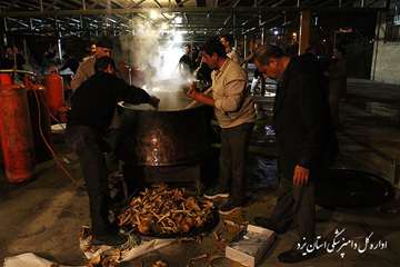 تهيه و توزيع غذاي نذري به مناسبت ايام محرم در اداره كل دامپزشكي يزد