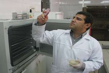 انجام عملیات آزمایشگاهی