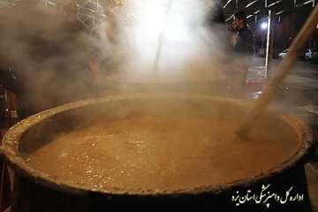 تهيه و توزيع غذاي نذري به مناسبت ايام محرم در اداره كل دامپزشكي يزد