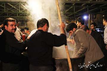 تهيه و توزيع غذاي نذري به مناسبت ايام محرم در اداره كل دامپزشكي يزد